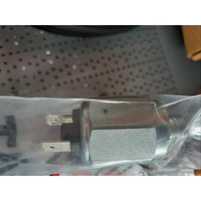 Hattat nyomáskapcsoló gomba Hattat nyomáskapcsoló gomba